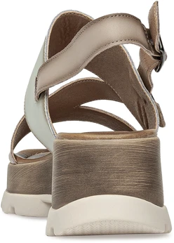 Женские бежевые босоножки Baden