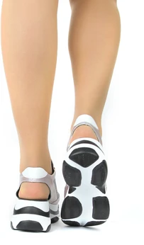 Женские серебряные кроссовки Mabu