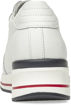 Женские белые кроссовки Baden