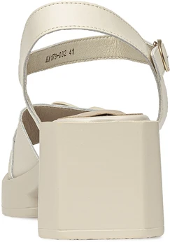 Женские бежевые босоножки Baden