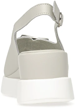 Женские бежевые босоножки Baden